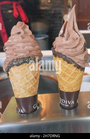 Godiva, Covent Garden, Londra. Catena di veterani specializzata in cioccolatini belgi gourmet e altri articoli da regalo dolci. Gelato al cono con waffle al cioccolato Foto Stock