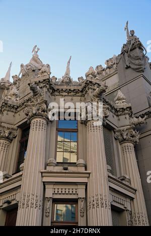 Casa con Chimeras a Kyiv Foto Stock