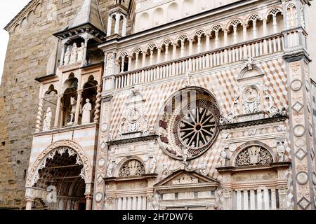 Statue, colonne e modanature in stucco sulla facciata della Cappella Colleoni. Bergamo, Italia Foto Stock