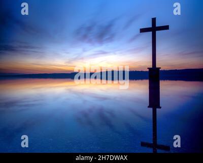 Croce commemorativa del re Ludovico II sul lago Starnberg, Berg, Baviera superiore, Baviera, Germania, Europa Foto Stock