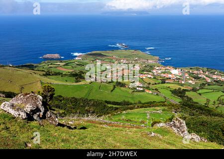 Lookout di Ponta Delgada, Miradouro do Ponta Delgada, con l'isola di Corvo nel backgroung. Isola di Flores, Azzorre Foto Stock