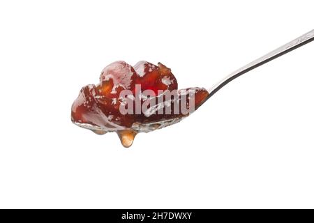 cucchiaio di marmellata di mele di legno isolato su sfondo bianco, primo piano Foto Stock