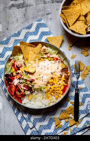 Una ciotola per insalata taco con peperoncino con carne (Messico) Foto Stock