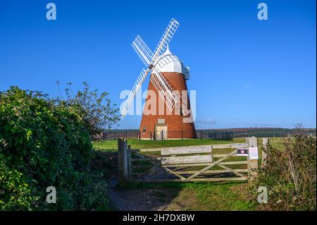 Hornaker Mill è un vecchio mulino a vento smantellato con quattro vele una volta utilizzate per il mais seduto su Hornaker Hill vicino Chichester, West Sussex, Inghilterra. Foto Stock