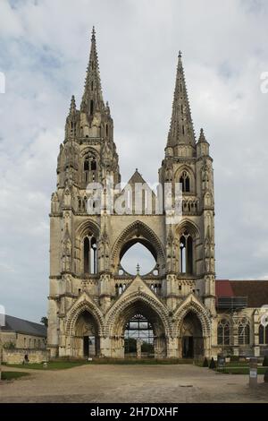 Facciata in stile gotico rovinato dell'Abbazia di Saint-Jean-des-Vignes (Abbaye Saint-Jean-des-Vignes) a Soissons, Francia. I lavori di costruzione sulla facciata ovest iniziarono nel 12 ° secolo ma la chiesa non fu mai completata. Foto Stock
