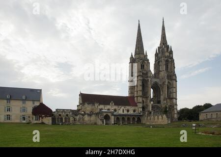 Rovine dell'Abbazia di Saint-Jean-des-Vignes (Abbaye Saint-Jean-des-Vignes) a Soissons, Francia. I lavori di costruzione iniziarono nel 12 ° secolo, ma l'abbazia e la chiesa non furono mai completate. Foto Stock