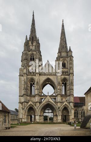 Facciata in stile gotico rovinato dell'Abbazia di Saint-Jean-des-Vignes (Abbaye Saint-Jean-des-Vignes) a Soissons, Francia. I lavori di costruzione sulla facciata ovest iniziarono nel 12 ° secolo ma la chiesa non fu mai completata. Foto Stock