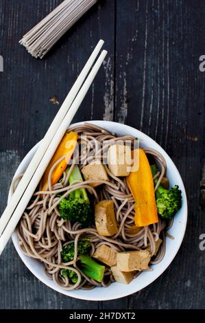 Yaki Soba (tagliatelle di soba fritte, tofu, broccoli e carote, Giappone) Foto Stock