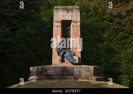 Alsazia-Lorena Monumento sulla terra della glade dell'Armistizio dove l'Armistizio del 11 novembre 1918 che ha terminato la prima guerra mondiale è stato firmato nella Foresta di Compiègne (Forêt de Compiègne) vicino a Compiègne in Francia. Il monumento progettato dall'ironaio francese Edgar Brandt è stato inaugurato il 11 novembre 1922. Il monumento commemora il ritorno dell'Alsazia e della Lorena in Francia nel 1919 e raffigura l'aquila tedesca impalata dalla spada francese. Il monumento fu distrutto durante l'occupazione nazista e fu ricostruito dopo la seconda guerra mondiale Foto Stock