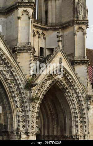 Particolare della facciata in rovina gotica dell'Abbazia di Saint-Jean-des-Vignes (Abbaye Saint-Jean-des-Vignes) a Soissons, Francia. I lavori di costruzione sulla facciata ovest iniziarono nel 12 ° secolo ma la chiesa non fu mai completata. Foto Stock