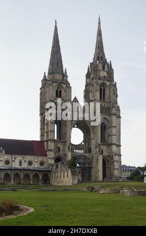 Rovine dell'Abbazia di Saint-Jean-des-Vignes (Abbaye Saint-Jean-des-Vignes) a Soissons, Francia. I lavori di costruzione iniziarono nel 12 ° secolo, ma l'abbazia e la chiesa non furono mai completate. Foto Stock