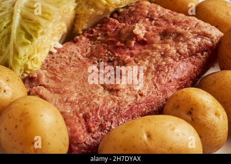 Manzo al cavolo con cavolo e patate (piatto tradizionale per il giorno di San Patrizio, Irlanda) Foto Stock