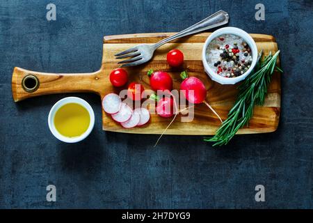 Tagliere in legno con verdure biologiche e coltello da cucina, cibo sano  sfondo, vista dall'alto, telaio Foto stock - Alamy