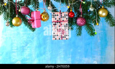 regali per natale con decorazione di natale, palle di natale e rami di abete, spazio copia gratuito Foto Stock