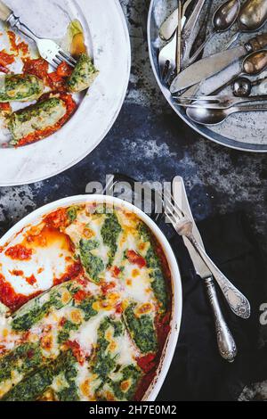 Gnocchi di ricotta con spinaci in salsa di pomodoro Foto Stock