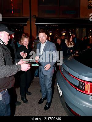 Den brittiske skådespelaren och regissören Kenneth Branagh anländer Till Stockholms filmfestival för att ta emot hederspriset Stockholms Achievement awar. Filmfestivalen avslutades på lördagen med visning AV Branaghs film 'Belfast'.. Foto: Lars Höglund / TT / kod 2844 Foto Stock