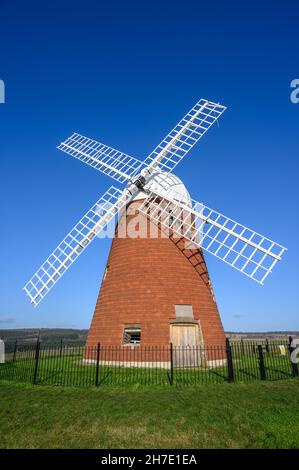 Hornaker Mill è un vecchio mulino a vento smantellato con quattro vele una volta utilizzate per il mais seduto su Hornaker Hill vicino Chichester, West Sussex, Inghilterra. Foto Stock