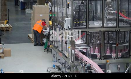 Per la produzione di bottiglie e bottiglie in plastica in una fabbrica di nastri trasportatori. Clip. Sistema di trasporto nello stabilimento. Foto Stock