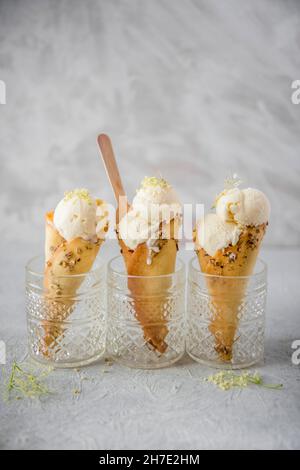 Gelato al limone e al fiore di sambuco in coni fatti in casa Foto Stock