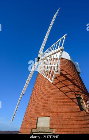 Hornaker Mill è un vecchio mulino a vento smantellato con quattro vele una volta utilizzate per il mais seduto su Hornaker Hill vicino Chichester, West Sussex, Inghilterra. Foto Stock