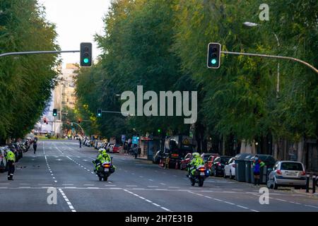 Strade, strade e autostrade di Madrid vuote di automobili, mentre alcune persone camminano con il semaforo acceso, in Spagna. Europa. Fotografia orizzontale. Foto Stock