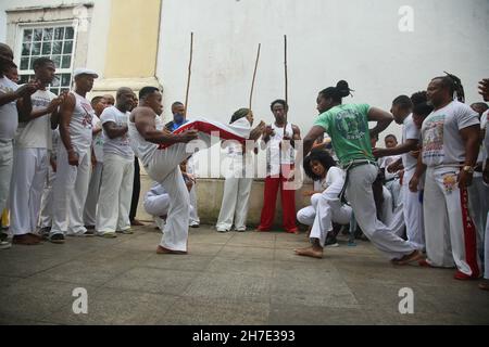 salvador, bahia, brasile - 20 novembre 2021: Capoeiristas durante una performance nella giornata della coscienza nera nella città di Salvador. Foto Stock
