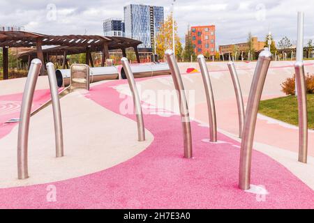 parco giochi rosa per bambini, nuovo stile moderno, design minimalista, architettura del cortile. parco giochi di nuova generazione Foto Stock