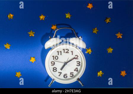 Ritmi circadiani con sveglia bianca, sfondi notte e giorno spazio copia flatlay Foto Stock