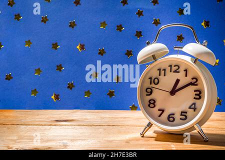 Ritmi circadiani con sveglia bianca, sfondi notte e giorno spazio copia flatlay Foto Stock