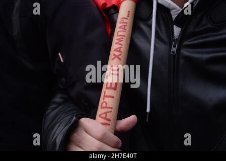 Atene, Grecia. 17 novembre 2021. La gente si radunò ad Atene, in Grecia, il 17 novembre 2021 durante la marcia tradizionale all'Ambasciata americana per la 'rivolta' del Politecnico, contro il regime della giunta del colonnello che si è svolta in Grecia nel novembre 1973. (Foto di Dimitrios Karvountzis/Pacific Press/Sipa USA) Credit: Sipa USA/Alamy Live News Foto Stock