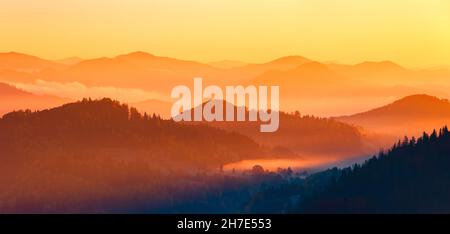 Panorama con interessante alba illumina i dintorni. Paesaggio con belle montagne e pietre. Incredibile paesaggio rurale autunnale. Resa turistica Foto Stock