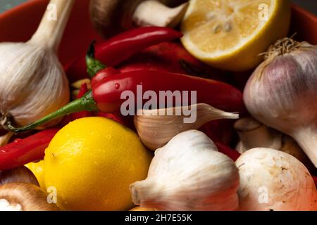 le verdure sane sono risciacquate in una ciotola con acqua pulita Foto Stock