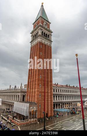 Piazza San Marco a Venezia durante il tempo piovoso e Aqua alta, Italia Foto Stock