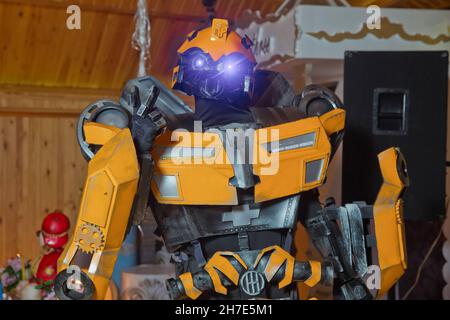 Azerbaigian Baku .26.11.2020 . La replica del robot Bumblebee fatto da ferro parte di un'esposizione dell'automobile a Thung Bua Chom mercato galleggiante .Yellow robot Tran Foto Stock