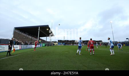 Vista generale di Holker Street, conosciuta anche come il Dunes Hotel Stadium durante la partita della EFL League Two tra Barrow e Crawley Town. Foto di James Boardman Foto Stock