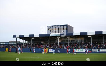 Vista generale di Holker Street, conosciuta anche come il Dunes Hotel Stadium durante la partita della EFL League Two tra Barrow e Crawley Town. Foto di James Boardman Foto Stock