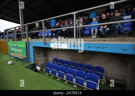 Vista generale di Holker Street, conosciuta anche come il Dunes Hotel Stadium durante la partita della EFL League Two tra Barrow e Crawley Town. Foto di James Boardman Foto Stock