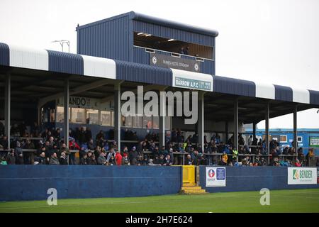 Vista generale di Holker Street, conosciuta anche come il Dunes Hotel Stadium durante la partita della EFL League Two tra Barrow e Crawley Town. Foto di James Boardman Foto Stock