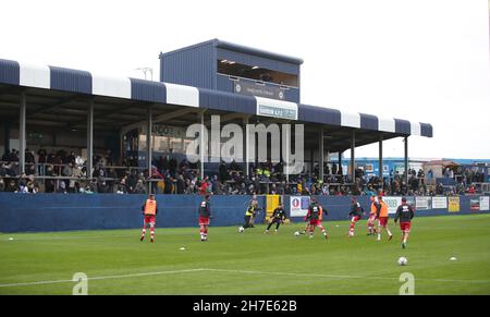 Vista generale di Holker Street, conosciuta anche come il Dunes Hotel Stadium durante la partita della EFL League Two tra Barrow e Crawley Town. Foto di James Boardman Foto Stock