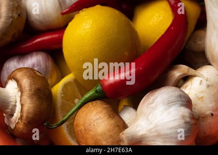 le verdure sane sono risciacquate in una ciotola con acqua pulita Foto Stock