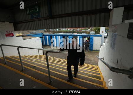 Vista generale di Holker Street, conosciuta anche come il Dunes Hotel Stadium durante la partita della EFL League Two tra Barrow e Crawley Town. Foto di James Boardman Foto Stock