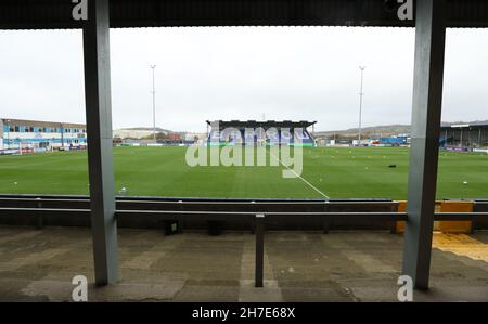 Vista generale di Holker Street, conosciuta anche come il Dunes Hotel Stadium durante la partita della EFL League Two tra Barrow e Crawley Town. Foto di James Boardman Foto Stock