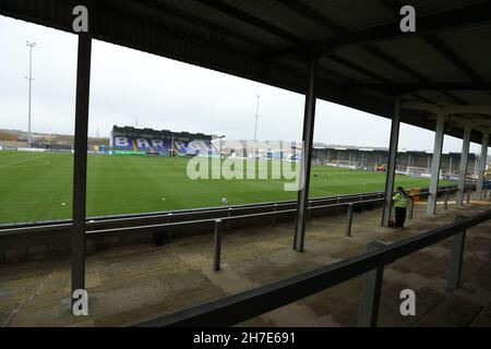 Vista generale di Holker Street, conosciuta anche come il Dunes Hotel Stadium durante la partita della EFL League Two tra Barrow e Crawley Town. Foto di James Boardman Foto Stock