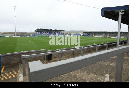 Vista generale di Holker Street, conosciuta anche come il Dunes Hotel Stadium durante la partita della EFL League Two tra Barrow e Crawley Town. Foto di James Boardman Foto Stock