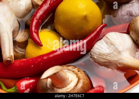 le verdure sane sono risciacquate in una ciotola con acqua pulita Foto Stock