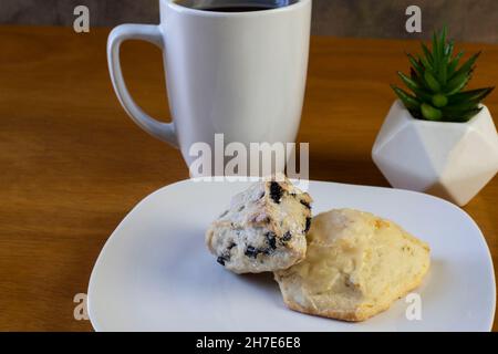 mirtilli e scone all'arancia serviti con una tazza di caffè Foto Stock