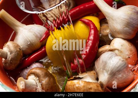 le verdure sane sono risciacquate in una ciotola con acqua pulita Foto Stock