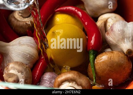 le verdure sane sono risciacquate in una ciotola con acqua pulita Foto Stock