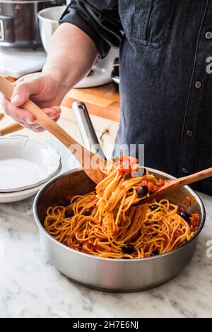 Uomo con puttanesca di pasta Foto Stock