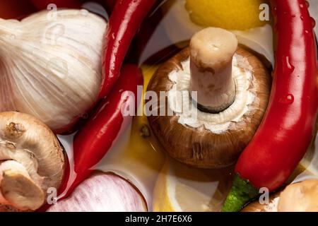 le verdure sane sono risciacquate in una ciotola con acqua pulita Foto Stock